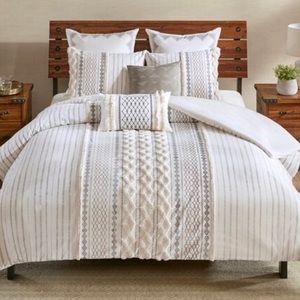 BRAND NEW Queen Comforter Set